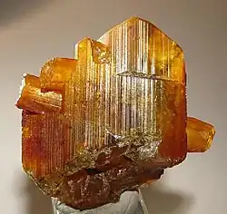 Großer, hellorangefarbiger Eosphorit aus Mendes Pimentel, Minas Gerais, Brasilien (Größe: 3,2&nbsp;cm&nbsp;×&nbsp;3,2&nbsp;cm&nbsp;×&nbsp;1&nbsp;cm)