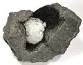 in Hohlraum im Basalt – Distrikt Jalgaon, Maharashtra, Indien