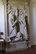 Epitaph für Wolf von Vellberg. Skulpturen mit zwei Wappen im Sockel.