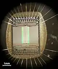256-KiBit-EPROM in Nahaufnahme mit Bonddrähten.