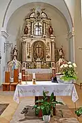 Blick auf den Hauptaltar in der Kirche