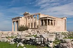 Erechtheion (Athen), mit seinen ionischen Säulen und der Karyatiden-Veranda, 421–405 v. Chr.
