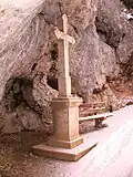 Kreuz neben Kapelle und Höhle