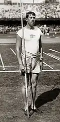 Eric Lemming wurde ab 1908 in der neu eingeführten Disziplin Speerwurf dreifacher Olympiasieger und belegte hier den geteilten vierten Rang im Hochsprung