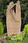 Gedenkstein für Erich und Hedwig Klausener hinter dem Eingang des Friedhofs der St.-Matthias-Gemeinde in Berlin-Tempelhof 52°&nbsp;27′&nbsp;15,5″&nbsp;N, 13°&nbsp;21′&nbsp;40,6″&nbsp;O52.45430555555613.361277777778
