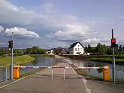 Der Abzweig des Rench-Flutkanals von der Rench bei Erlach bei normaler Wasserführung und bei Hochwasser im Mai 2013 mit Sperrung der Durchfahrtsstraße