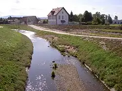 Der Abzweig des Rench-Flutkanals von der Rench bei Erlach bei normaler Wasserführung und bei Hochwasser im Mai 2013 mit Sperrung der Durchfahrtsstraße