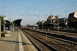 Blick auf Gleis 4, rechts daneben die Gleise 3, 2 und 1 sowie das Empfangsgebäude im Hintergrund