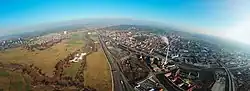 Luftaufnahme von 2020. Erlangen rechts, in der Bildmitte der Regnitzgrund und im linken Hintergrund Alterlangen.