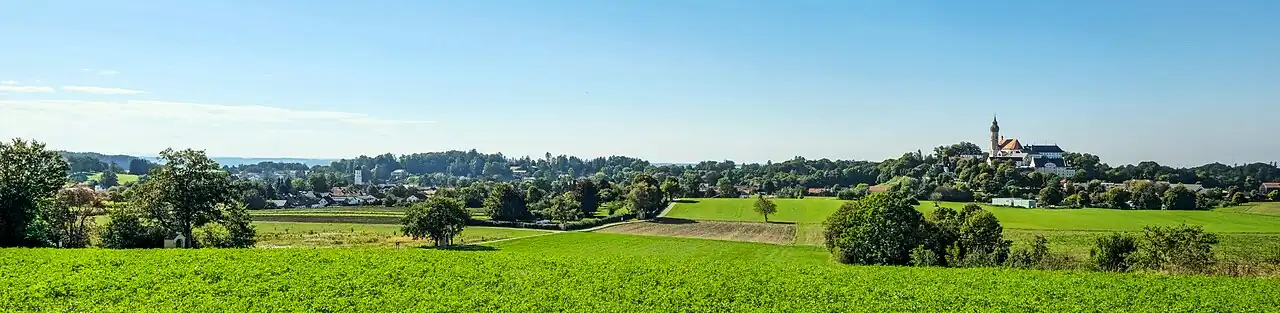 Erling (links) und Andechs (rechts), von 150 Meter nordwestlich von der Friedenskapelle aus