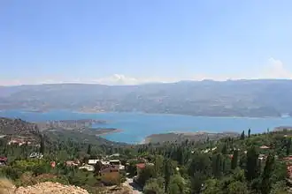 Der Ermenek-Stausee von der Stadt Ermenek aus gesehen Richtung Süden