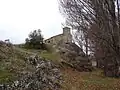 Die Kirche steht auf einem Felsvorsprung