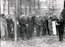 Grundsteinlegung des Ernst-Sachs-Bades 1931. Von links: Elinor von Opel, Willy Sachs, Betti und Ernst Sachs. Architekt Roderich Fick (zweiter von rechts) und Oberbürgermeister Benno Merkle (ganz rechts) und Baustelle Ernst-Sachs-Bad 1931