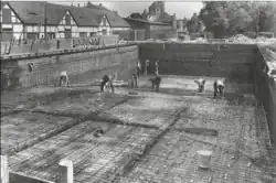 Grundsteinlegung des Ernst-Sachs-Bades 1931. Von links: Elinor von Opel, Willy Sachs, Betti und Ernst Sachs. Architekt Roderich Fick (zweiter von rechts) und Oberbürgermeister Benno Merkle (ganz rechts) und Baustelle Ernst-Sachs-Bad 1931