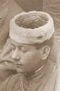 Detailaufnahme des Pelztönnchens mit Zirkel nach vorne und Kokarde an der linken Seite