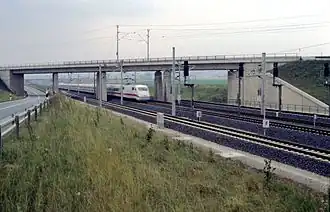 Ein ICE 1 passiert den Betriebsbahnhof ohne Halt (ca. 1991)