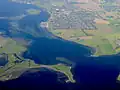 Luftaufnahme von Eskilsø mit dem Südteil von Jyllinge im Hintergrund