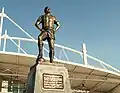 Die Statue von Nílton Santos vor dem Stadion (2009)