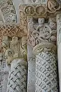 Säulen und Kapitelle am Südportal