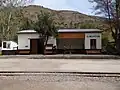 Estación El Melocotón (33°&nbsp;41′&nbsp;37″&nbsp;S, 70°&nbsp;20′&nbsp;8″&nbsp;W-33.693611111111-70.3355555555561025[4]) Heute eine Attraktion, Anfang des 20. Jahrhunderts eine wichtige Verkehrsanbindung. Die Fahrtzeit mit der Dampflokomotive ab Puente Alto betrug 45 Minuten für die 13,5&nbsp;km bis El Canelo am Eingang des Cajón del Maipo, zwei Stunden für 35,8&nbsp;km bis El Melocotón und dreieinhalb Stunden für 61,9&nbsp;km bis zur Endhaltestelle in El Volcán.[23]