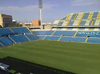 Blick in das Stadion im Zeitraum der Renovierungsarbeiten 2010. Der Unterrang bereits mit der neuen Bestuhlung.