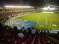 Blick in das Stadion unter Flutlicht