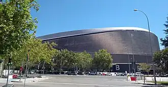 Westfassade des Bernabéu im April 2024