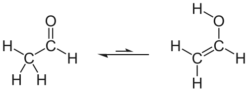 Tautomeres Gleichgewicht zwischen Ethanal (Acetaldehyd, links) und Ethenol (Vinylalkohol, rechts)