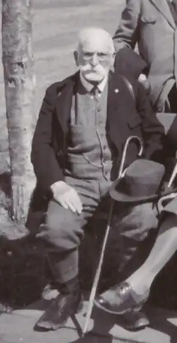 Porträt von Eugen Crespi im Alter von 84 Jahren, aufgenommen bei einem Spaziergang nach Patsch in der Nähe von Innsbruck im Frühjahr 1938
