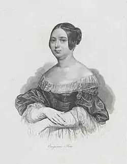 Graustufen-Porträt von Eugenie Foa, das sie von der Taille aufwärts zeigt. Sie trägt ein schulterfreies Kleid mit Puffärmeln und Handschuhen, die über die Handgelenke hinausreichen. Ihr Haar scheint zu einer Hochsteckfrisur gestylt zu sein. Der Hintergrund ist schlicht, und am unteren Rand des Bildes steht der Text "Georgina Fox".