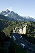 Serles, im Vordergrund die Europabrücke, im Hintergrund der Habicht