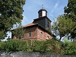 Das Kirchengebäude von Südwesten