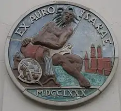 Relief in Düsseldorf nach einem Isargold-Dukaten des Kurfürsten Karl Theodor mit Umschrift: EX AURO ISARAE MDCCLXXX („aus dem Gold der Isar 1780“)