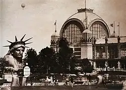Palais du Champ de Mars und der Kopf der Freiheitsstatue