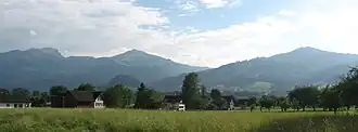 Der Hohe Hirschberg (rechts) von Altstätten gesehen; links Fänerenspitz und Kamor.