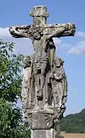 Eines der monumentalen Kreuze auf dem Friedhof