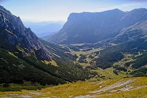 Blick von Nordosten über die Fölzalm, mittig der kleine Tümpel