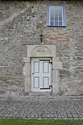 Eingangsportal und Fenster an der Nordseite des Schiffes