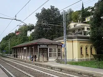 Hölzerne Verbindungsgalerie, die vom Wartesaal-Gebäude (rechts) zum Treppenabgang (im linken, hinteren Teil der Anlage) führt.