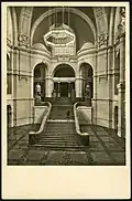 Die „Zentralhalle“ mit der Festtreppe von Gustav Halmhuber und den beiden Kaiserstandbildern von Adolf Brütt;Ansichtskarte Nr. 7 von Friedrich Astholz junior