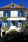 Haus mit blauen Läden