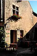 Haus mit steinernem Fensterkreuz