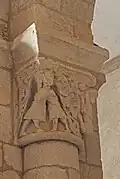Pfarrkirche Saint-Sornin, Kapitell. 2 Menschen ringen, Rankenwerk, Tier