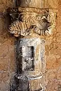 Halbsäule mit gefräßigem Mönch