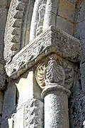 Abteikirche, Kapitell mittleres Chorfenster
