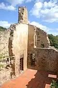 Gebäudereste zwischen Abtei und Wehrmauer