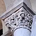 Kapitell 9, Masken in Rankenwerk