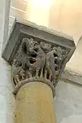 Vögel mit Schwänzen aus Rankenwerk