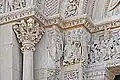 Links vom Architrav