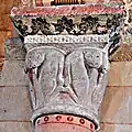 Kapitell mit Löwenskulptur